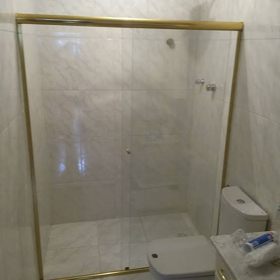 Box em Vidro de 8mm Temperado com Kit de Alumínio Dourado