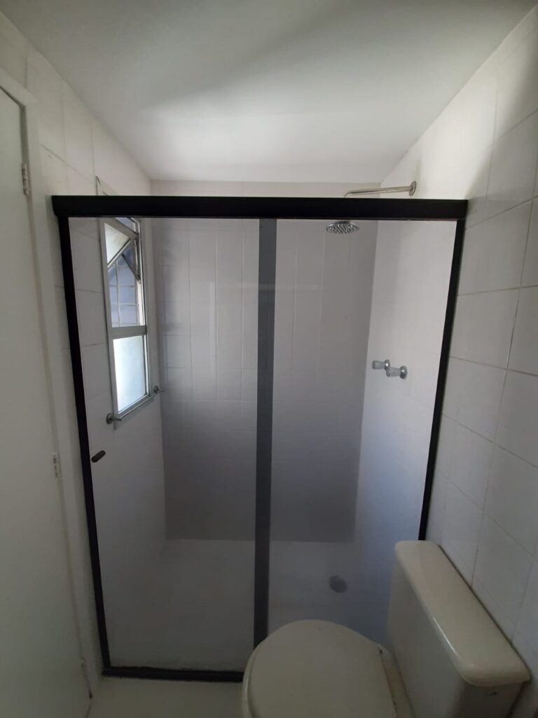 Box com Porta de Correr e Kit Preto